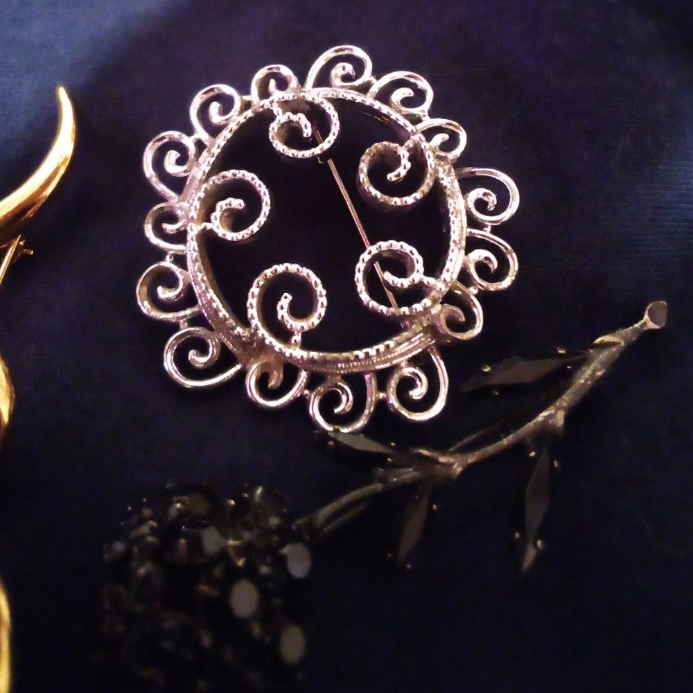Lot Of 4 Vintage Brooches Pins Leaf Avon Black Flower